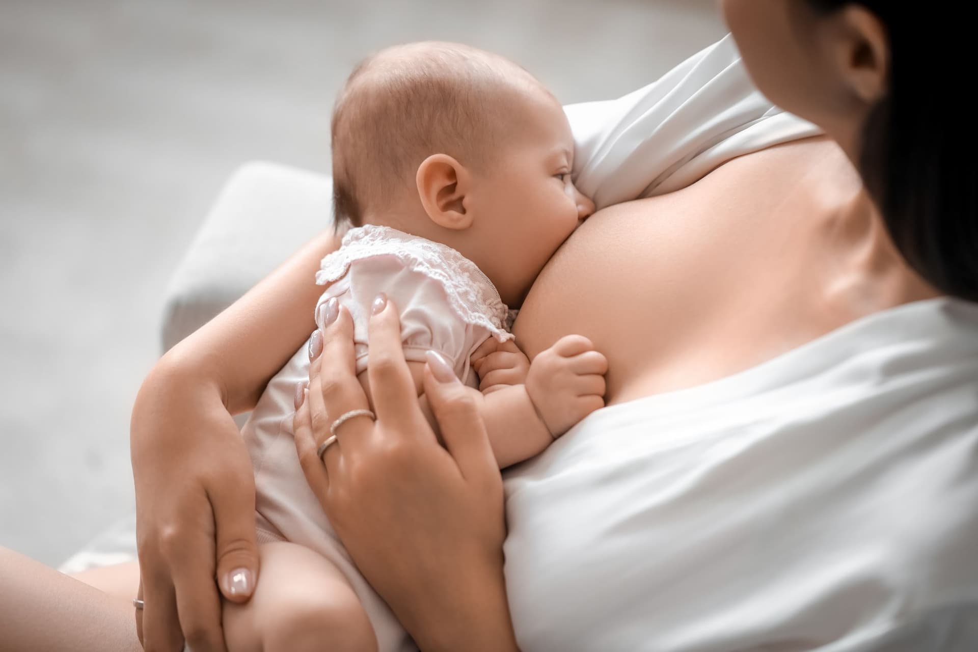 Prsa po kojení: co se skutečně změnilo a jaké jsou možnosti řešení?