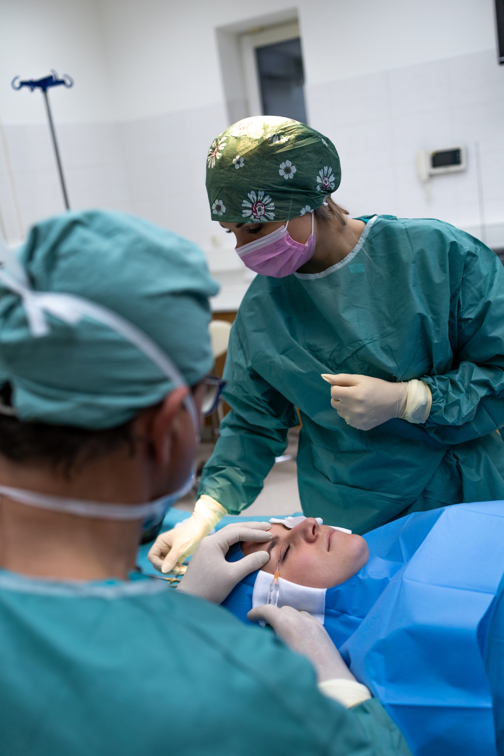 Operace očních víček není jen otázkou estetiky: uleví očím a dodá přirozeně svěží pohled